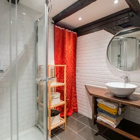 Apartment Triplex Avec Poutres Apparentes